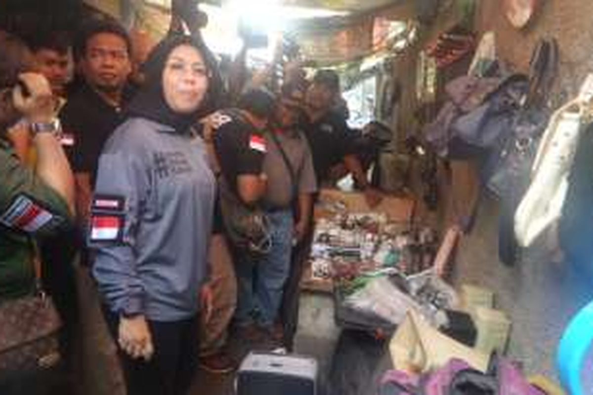 Sylviana Murni di Pasar Poncol, Jakarta Pusat, Senin (7/11/2016)