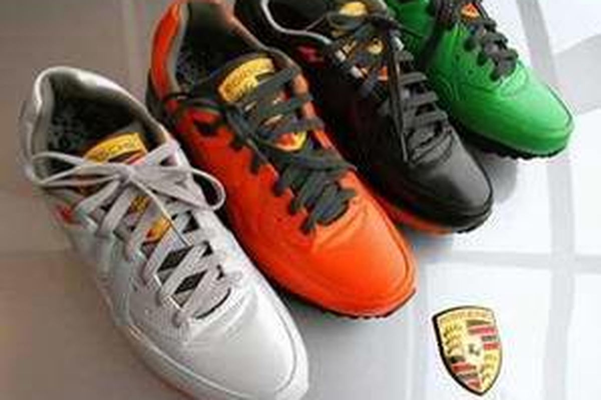 Warna sepatu disesuaikan dengan kelir mobil