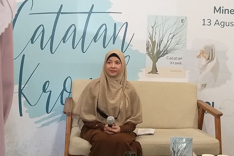 Artis Natasha Rizky dalam jumpa pers peluncuran bukunya, Catatan Kronik di kawasan Gandaria, Jakarta Selatan, Sabtu (13/8/2022).