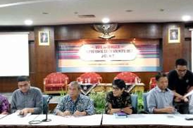 Ketua tim 9 Busyro Muqoddas bersama Tim 9 saat mengumumkan hasil rapat konvensi JOINT di Jogja Expo Center (JEC)  Jl. Raya Janti, Bantul, Minggu (17/04/2016)