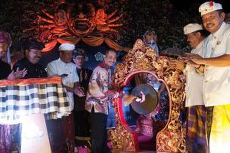 Dalam kunjungannya ke Gianyar, Bali, Jumat (7/11/2014) dan Sabtu (8/11/2014), Menteri Pariwisata Arief Yahya membuka Festival dan Selebrasi 100 Tahun  Gong Kebyar di kawasan Puri Saren Ubud.
