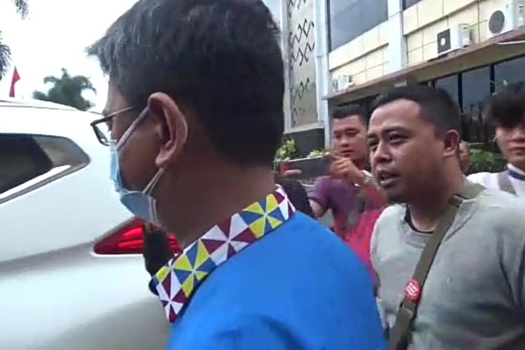 Wakil Rektor II Unila Asep Sukohar usai menjalani pemeriksaan penyidik KPK di Mapolresta Bandar Lampung, Kamis (20/10/2022) sore.