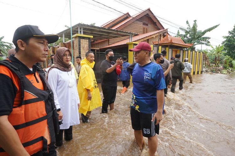 Bupati Banyuwangi Ipuk Fiestiandani Azwar Anas saat meninjau banjir 
