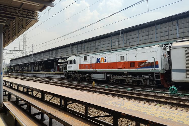 Peron kereta di Stasiun Pasar Senen, Senin (1/12/2025). 