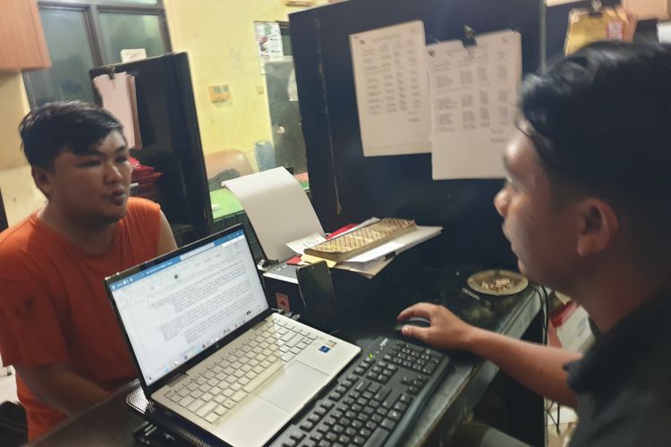 Kelvin Syahputra (31) diperiksa di Polsek Medan Timur pada Kamis (3/7/2025) karena mencuri ponsel keluarga pasien di Rumah Sakit Murni Teguh.