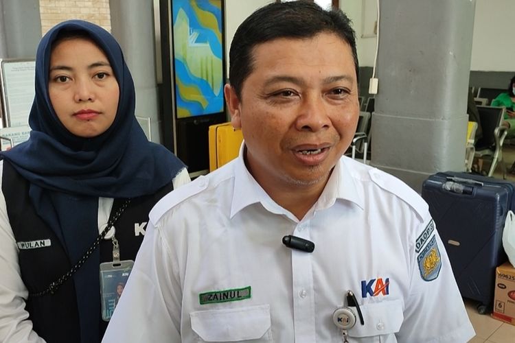 Manajer Humas PT KAI Daop 3 Cirebon, Rokhmat Makin Zainul memberikan keterangan kondisi di stasiun Cirebon dampak longsor di wilayah Daop 5 Purwokerto, Senin (4/12/2023)