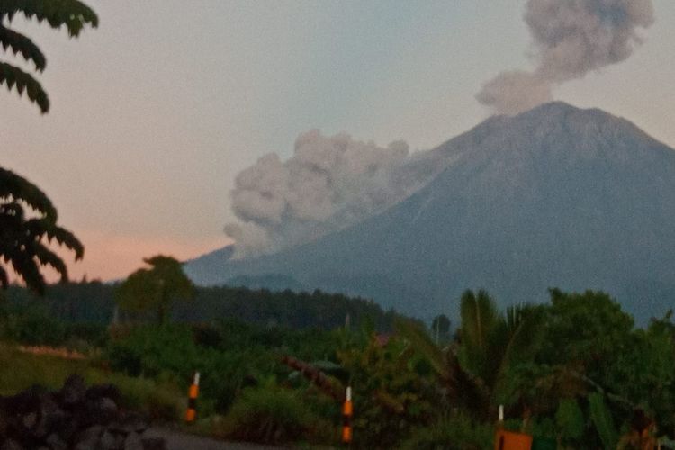 Gunung Semeru Luncurkan Awan Panas Sejauh 3 Kilometer pada Selasa Pagi