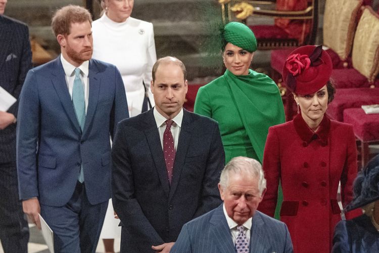 Foto tertanggal 9 Maret 2020 menunjukkan keluarga Kerajaan Inggris yakni Pangeran Charles (depan), diikuti oleh Pangeran William dan Kate Middleton, lalu Pangeran Harry dan Meghan Markle, saat beranjak pulang dari Biara Westminster, London.