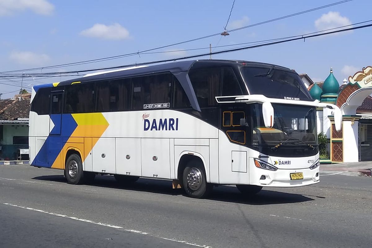 Bus Damri rute Ponorogo-Surabaya
