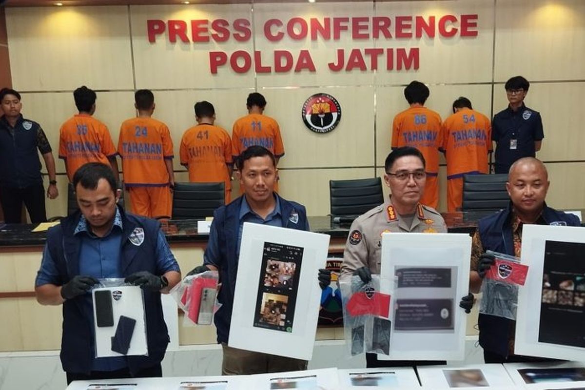 Humas Polda Jatim menangkap empat tersangka kasus pornografi, pengelola dan anggota grup gay, Jumat (13/6/2025)