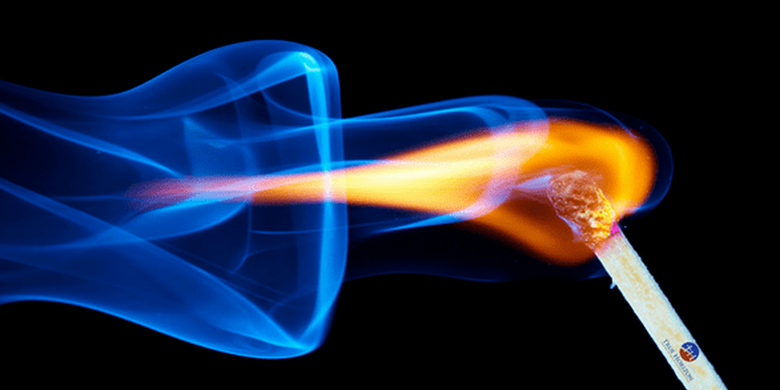 Salah satu fenomena termodinamika adalah peristiwa muncul nya api ketika pentul korek yang menyala saat digesek.
