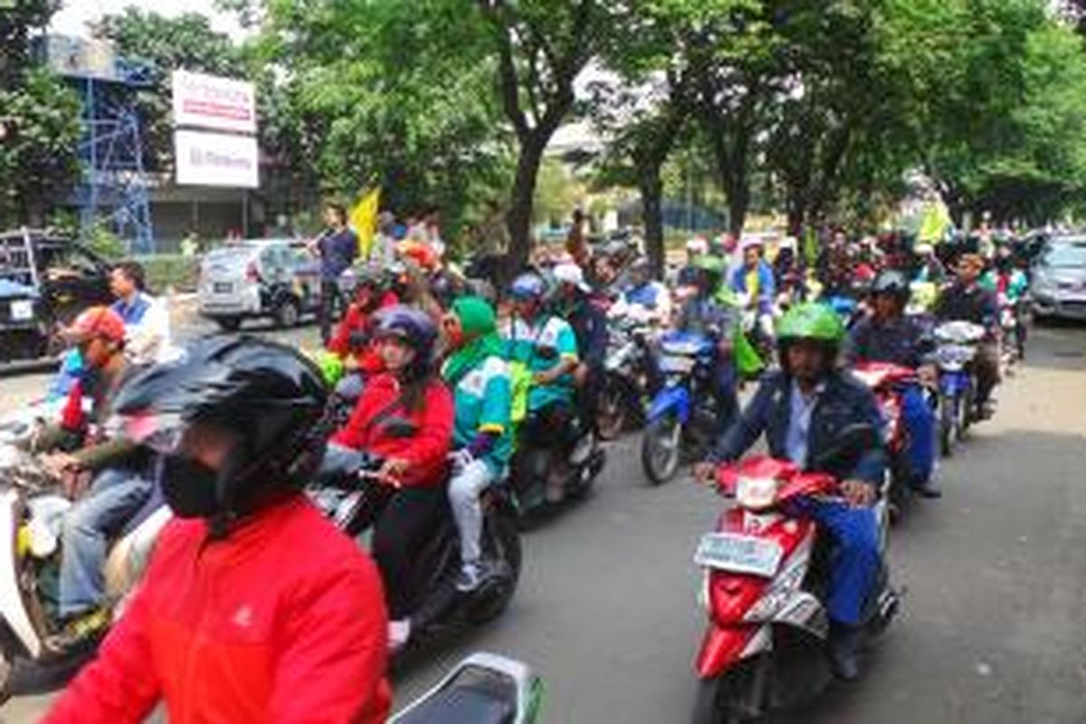 Ribuan buruh melakukan konvoi di dalam Kawasan Industri Pulogadung mengajak rekan buruh lainnya untuk melakukan aksi di Balaikota DKI Jakarta. Jumat (1/11/2013).