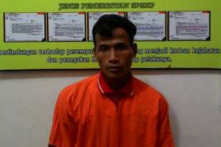Rudi Efendi alias Sarbo, pelaku pemerkosa bocah berusia 3 tahun di Kabupaten Sekadau, Kalimantan Barat, saat berada di Mapolres Sekadau.