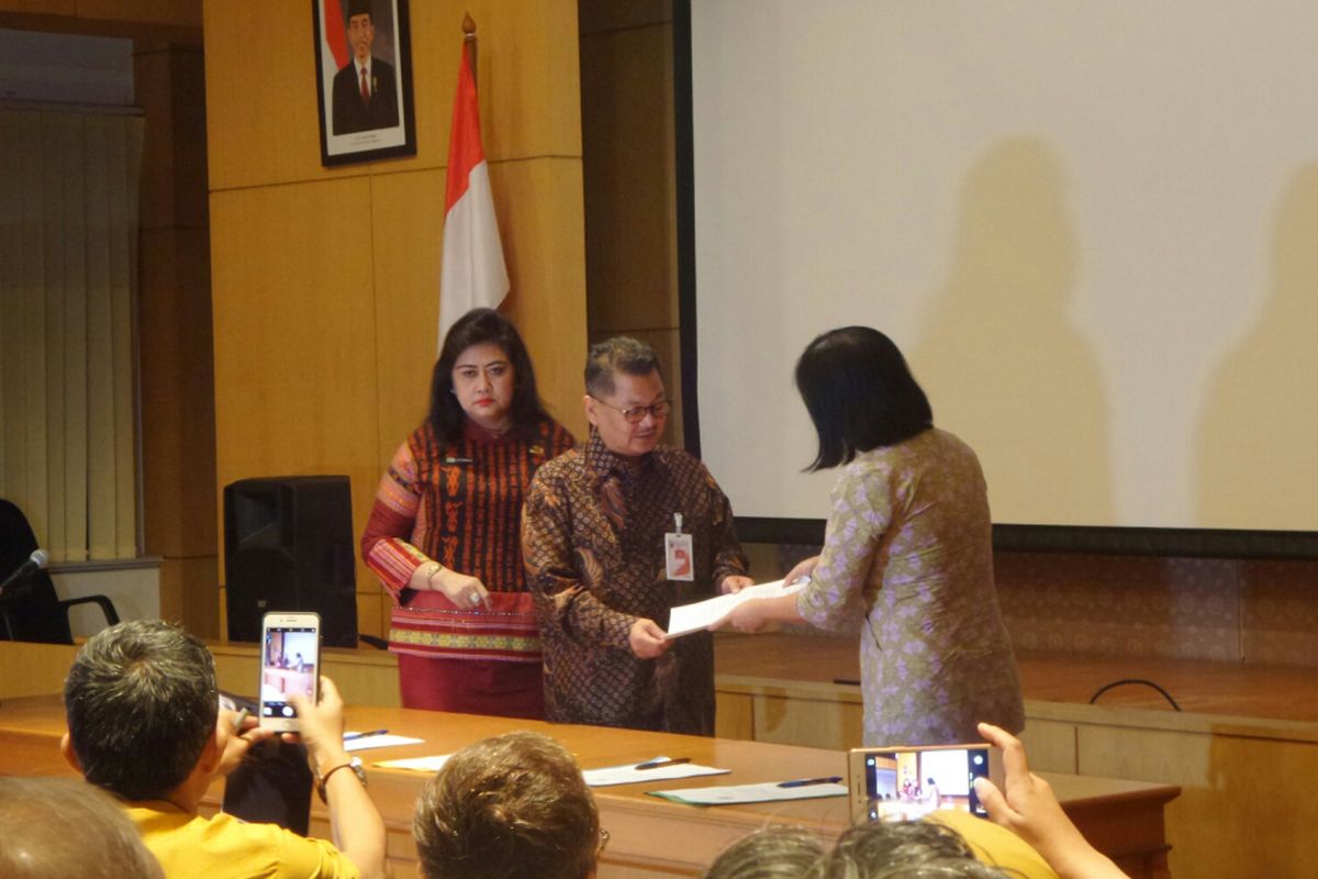 Kepala Dinas Kesehatan DKI Jakarta Koesmedi Priharto memberikan surat teguran ke RS Mitra Keluarga Kalideres, di Kantor Dinkes, Jalan Kesehatan, Jumat (15/9/2017). 