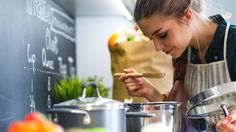 Bolehkah Mencicipi Makanan Saat Puasa? Ini Hukumnya