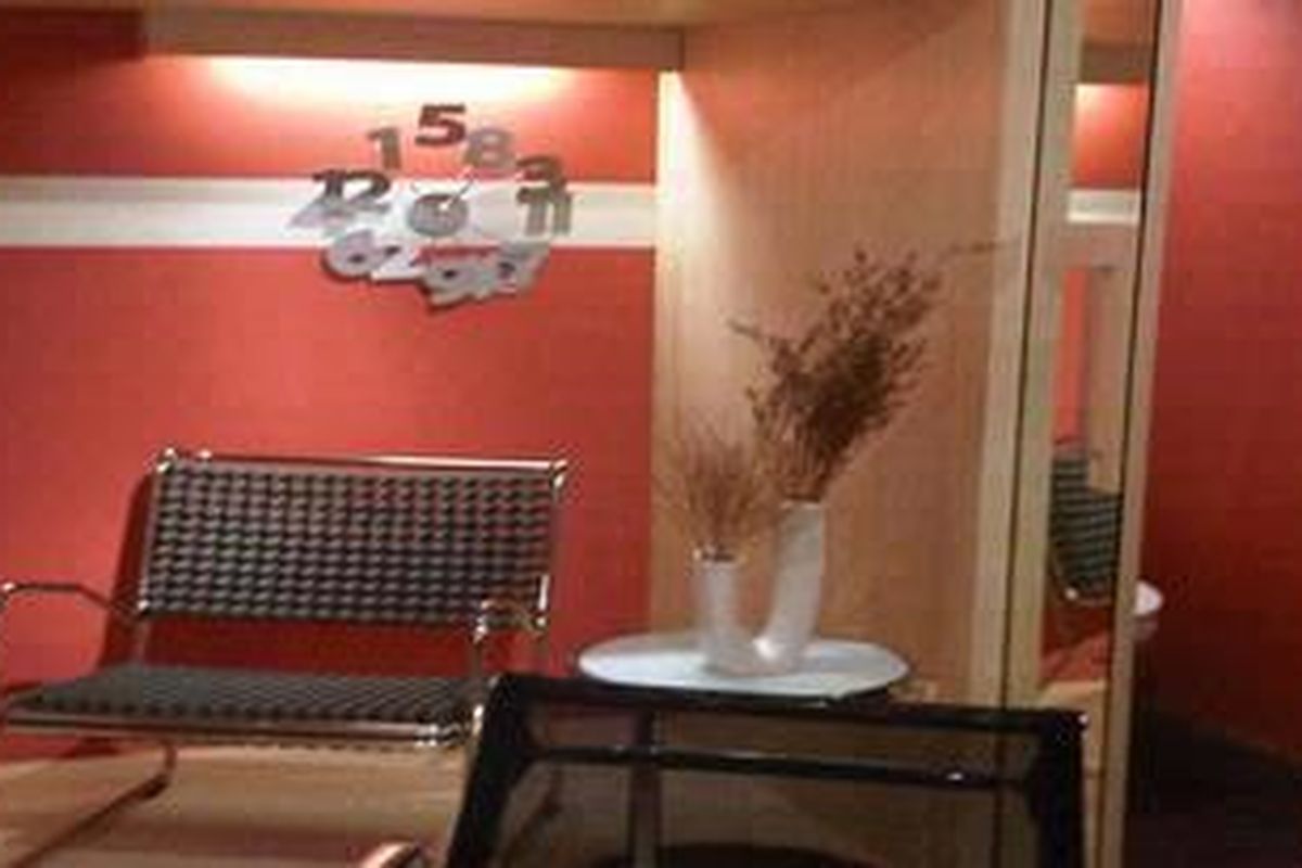 Simbolisasi yang muncul dari tema Delicate Mix ini ini adalah keseimbangan dan kecerdasan dalam desain yang tertuang dalam komposisi materi yang artistik.  