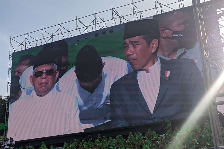 Presiden RI Joko Widodo (kanan) bersama Wakil Presiden RI Maruf Amin hadiri Resepsi 1 Abad Nahdlatul Ulama di Stadion Gelora Delta Sidoarjo, Jawa Timur, Selasa (7/2/2023).