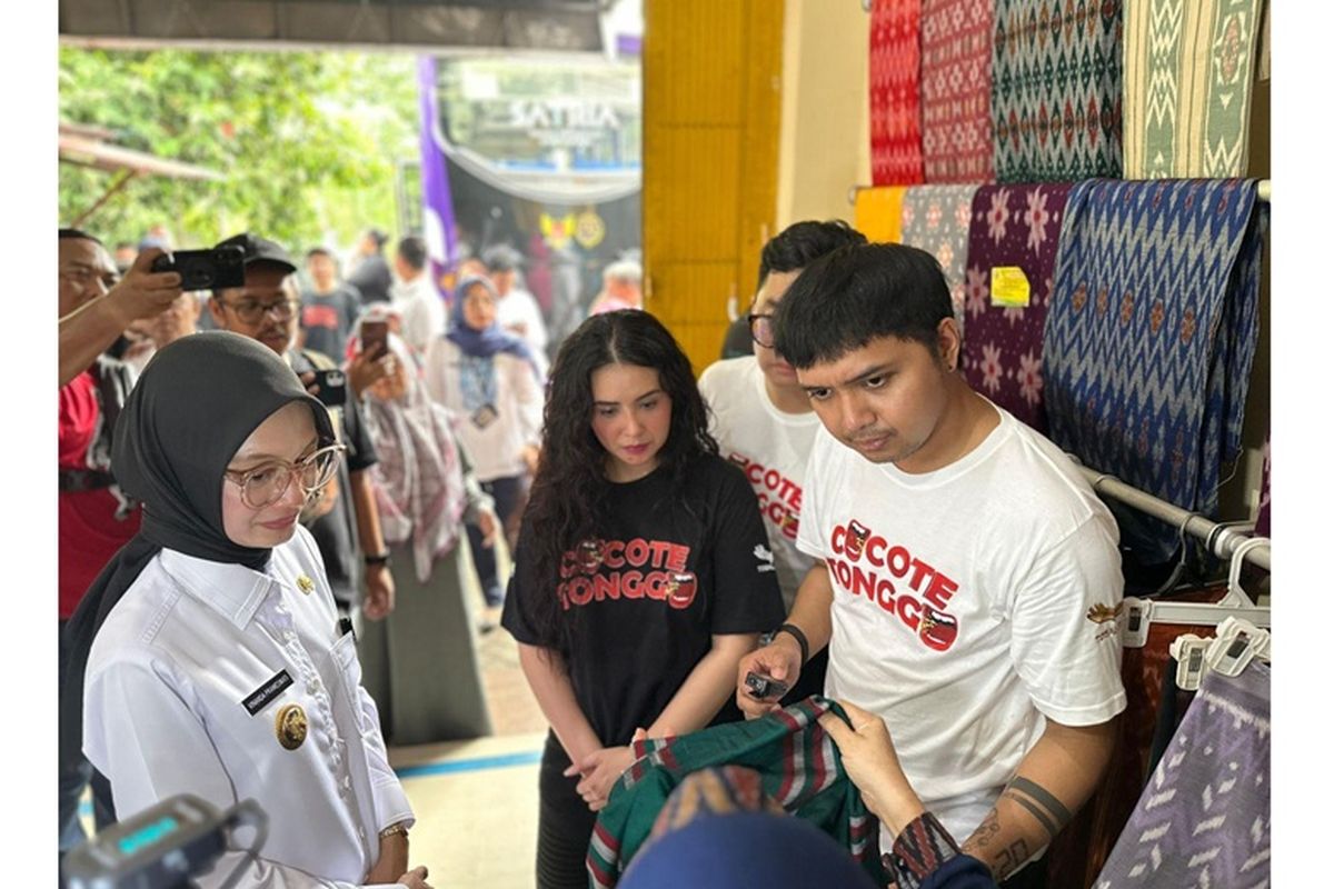 Sejumlah pemain Cocote Tonggo berkunjung saat berkunjung ke Kampung Tenun Ikat Bandar Kidul di Kota Kediri, Jawa Timur. 