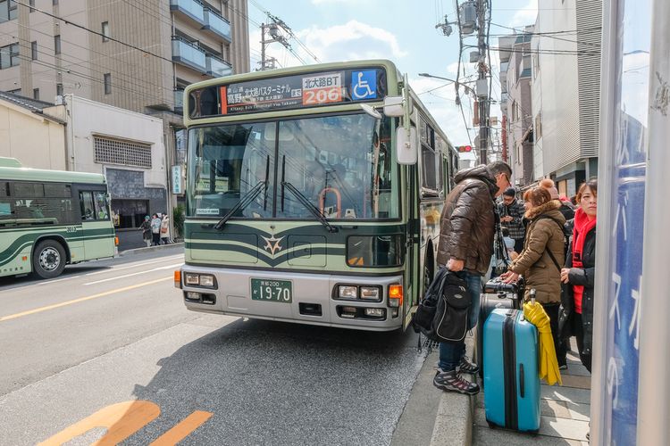 Ilustrasi bus di Kyoto, Jepang.