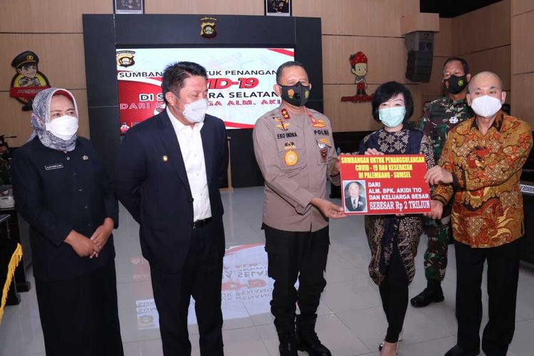 Kapolda Sumsel Irjen Pol Eko Indra Heri, bersama Gubernur Sumsel Herman Deru menerima bantuan sebesar Rp 2 triliun dari keluarga pengusaha asal Langsa, Aceh Timur, Almarhum Akidi Tio untuk dana penanganan Covid-19, Senin (26/7/2021).