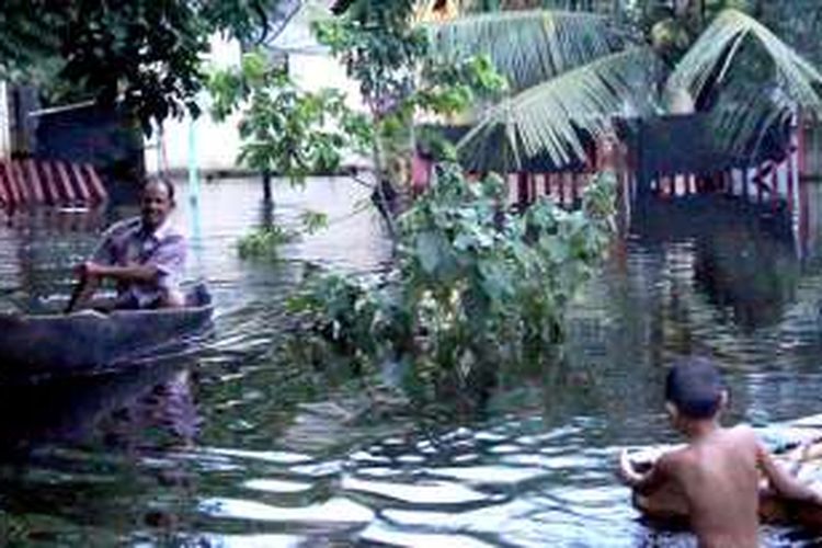 Sebanyak 288 jiwa korban banjir di Desa Pante Mutia, Kecamatan Arongan Lambalek, Kabupaten Aceh Barat, tetap bertahan di lingkungan banjir karena belum ada tenda pengungsi di sana, Jumat (26/8/2016).