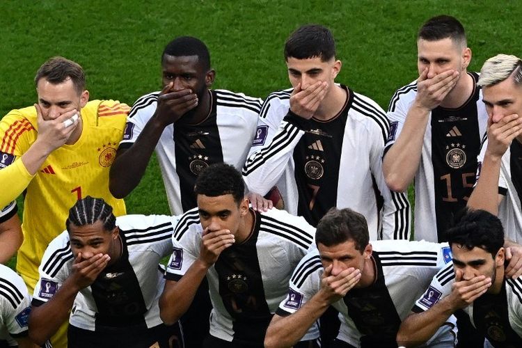 Para pemain Jerman menutupi mulut mereka saat berpose untuk foto grup jelang pertandingan Grup E Piala Dunia 2022 Qatar antara Jerman vs Jepang di Stadion Internasional Khalifa di Doha pada Rabu 23 November 2022.