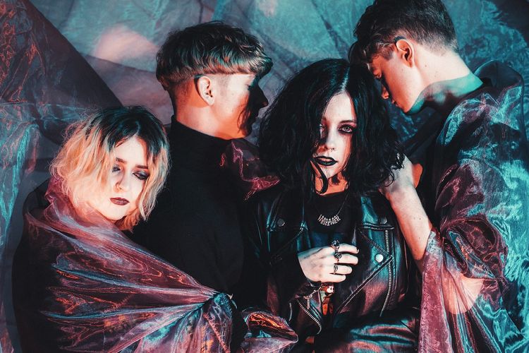 Grup band asal Inggris, Pale Waves.