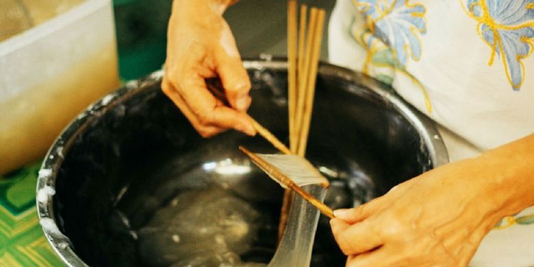 Kapurung, makanan khas Toraja berkuah ini berbahan dasar sagu yang disiram air panas, kemudian dibuat kecil-kecil seukuran bakso, lantas ditambah berbagai macam sayuran, dan makanan lainnya seperti jagung, potongan ikan, udang, atau lainnya,