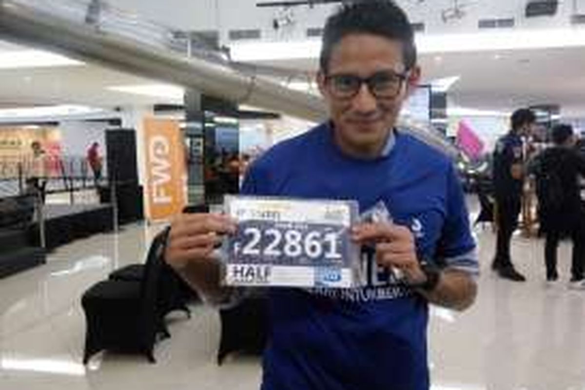 Bakal calon wakil gubernur DKI Jakarta, Sandiaga Uno saat menunjukan nomor punggung yang ia kenakan saat acara Jakarta Marathon 2016 di kawasan Jakarta Selatan, Sabtu (22/10/2016).