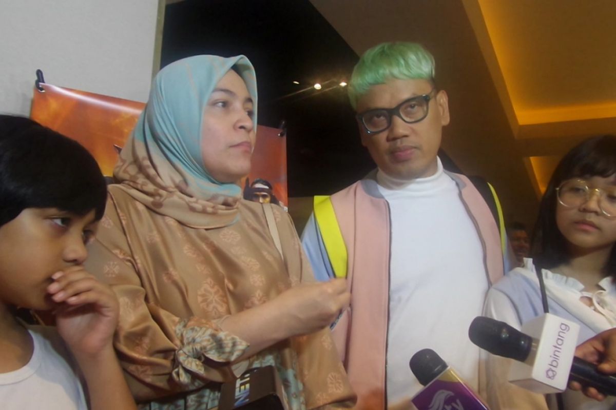 Uya Kuya dan keluarga usai premier film Satria Heroes di XXI Plaza Indonesia, Jakarta Pusat, Kamis (27/4/2017) malam.