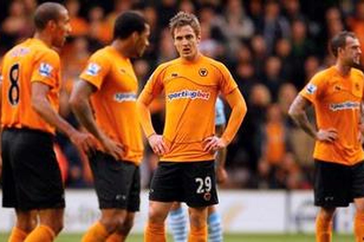Para pemain Wolverhampton Wanderers tertunduk lesu, setelah dikalahkan Manchester City 0-2 pada lanjutan Premier League, Minggu (22/4/2012). Kekalahan ini memastikan mereka terdegradasi.