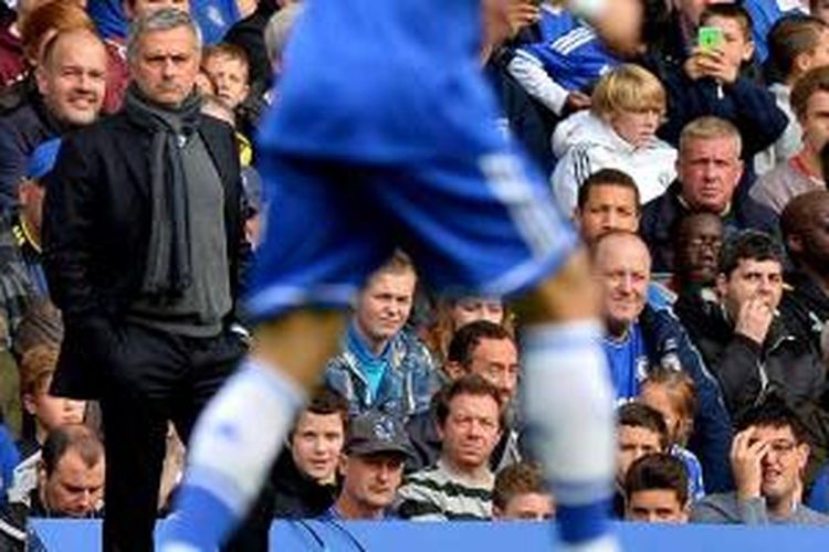 Manajer Chelsea, Jose Mourinho (kiri), menyaksikan aksi pasukannya saat melawan Cardiff City di Stamford Bridge, London, Sabtu (19/10/2013).