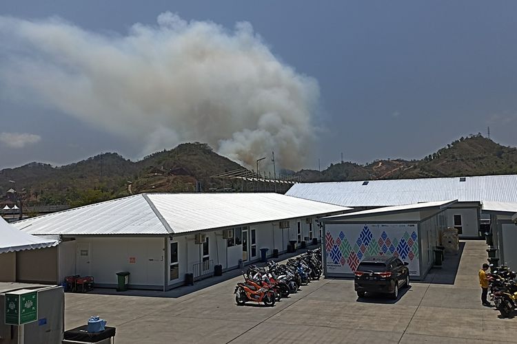 Penampakan asap kebakaran di Bukit Rangkap, Mandalika, Lombok Tengah, NTB, yang jaraknya sekitar 400 meter dari Sirkuit Mandalika, Senin (9/10/2023).