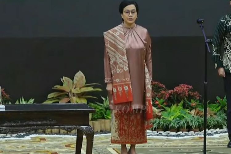 Sri Mulyani resmi serahkan jabatan Menkeu kepada Purbaya Yudhi Sadewa. Tampil anggun dengan tunik krem dan batik, ia berpamitan penuh haru.