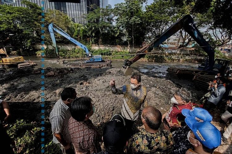 Anies Baswedan saat meninjau Gerebek Lumpur di Kali Krukut, Jakarta Pusat, Sabtu (2/10/2021). (@aniesbaswedan) 