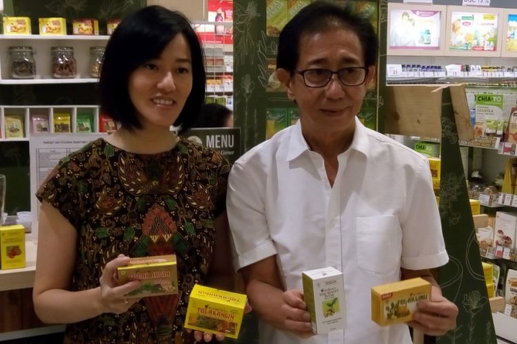 Direktur Marketing PT Sido Muncul Tbk Irwan Hidayat (kanan) bersama putrinya Maria Reviani Hidayat (kiri) di di Sido Muncul Herbal Corner Mal Aeon Bumi Serpong Damai (BSD), Tangerang Selatan. Maria, perempuan sulung dari tiga bersaudara ini adalah generasi keempat Sido Muncul. 