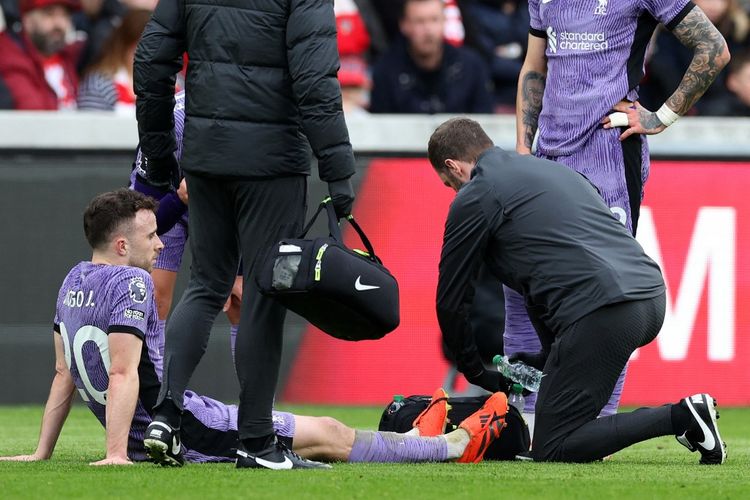 Penyerang Liverpool, Diogo Jota, menderita cedera lutut pada laga Premier League kontra Brentford di Gtech Community Stadium pada Sabtu (17/2/2024) malam WIB.