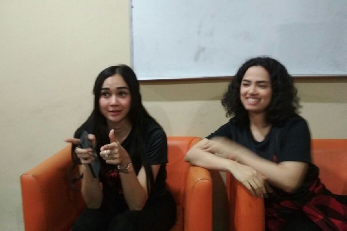 Aura Kasih dan Wizzy Williana saat hadir dalam acara gala premiere film Keluarga Tak Kasat Mata di CGV, BEC Mall, Bandung, Selasa (21/11/2017) malam. 