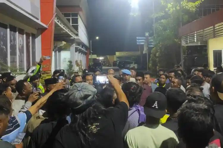 Warga Geruduk Polres Gresik, Protes Dugaan Salah Tangkap 2 Pelajar, Dituduh Pakai Narkotika