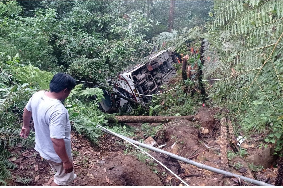 Sebuah bus rombongan wisata dari Kota Semarang masuk jurang sedalam kurang lebih 30 meter di jalur maut Sarangan - Tawangmangu. Bus diduga mengalami rem blong sehingga menabrak besi pembatas jalan dan masuk jurang.