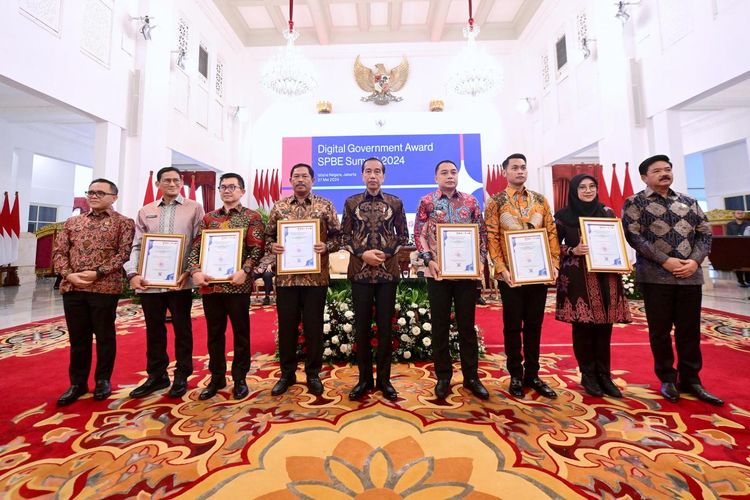 Pemkot Surabaya meraih indeks tertinggi se-Indonesia berdasarkan penilaian SPBE. 