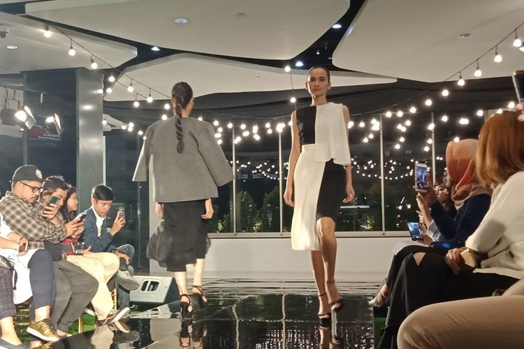 Busana ala musim panas dari dua label di Plaza Indonesia, Jolie Clothing dan Ciel pada trunk show di Plaza Indonesia, Jumat (13/7/2018). Fashion stylist Kesya Moedjenan berperan memadukan gaya berbusana pada acara kali ini.