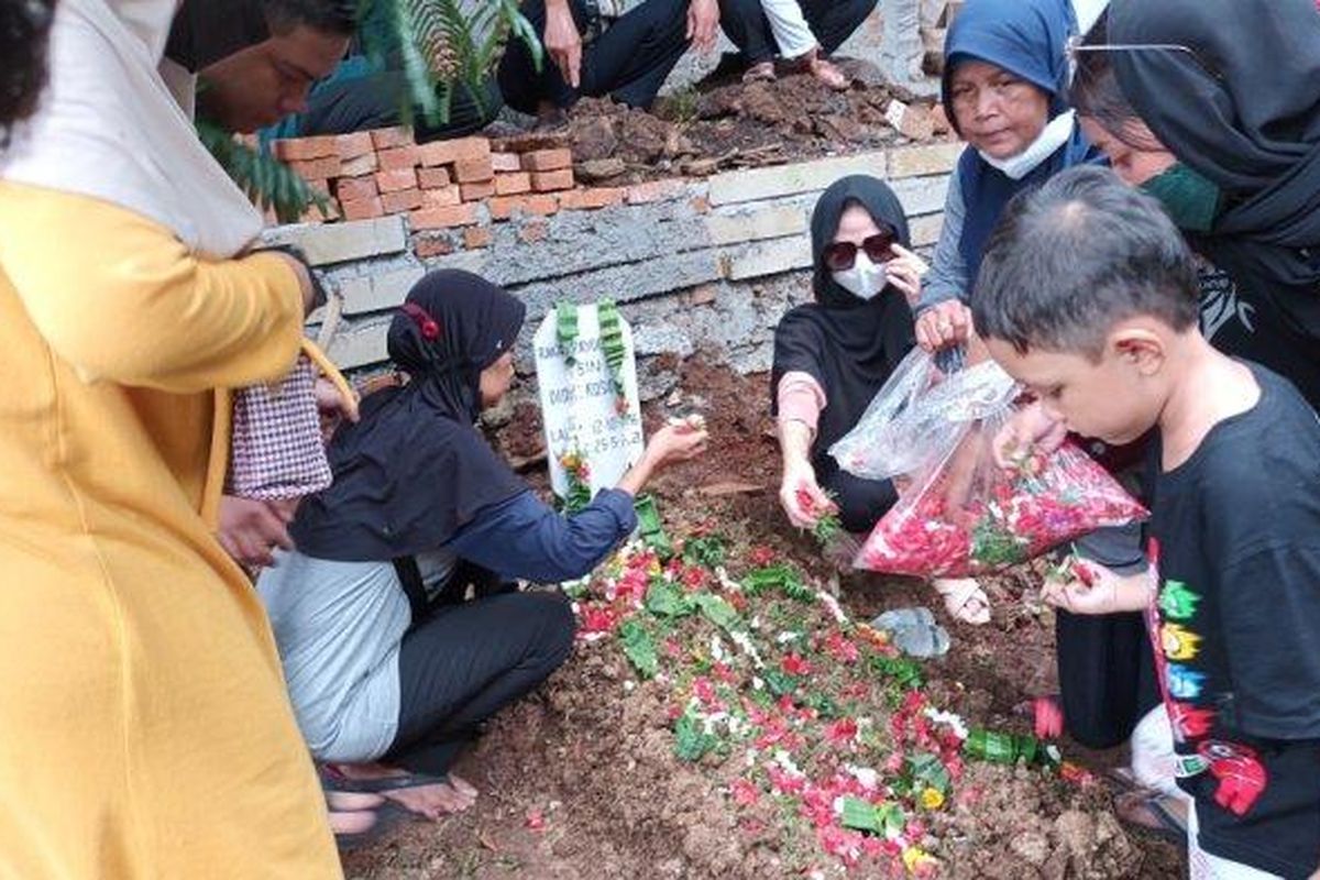 Pemakaman pasutri Raka Prayogo Putra dan Nova Kharisma di TPU Kampung Bayur, Makasar, Jakarta Timur, Kamis (26/5/2022). Keduanya menjadi korban kecelakaan maut Pajero di Jalan MT Haryono, Jakarta Selatan, Rabu (25/5/2022) malam.