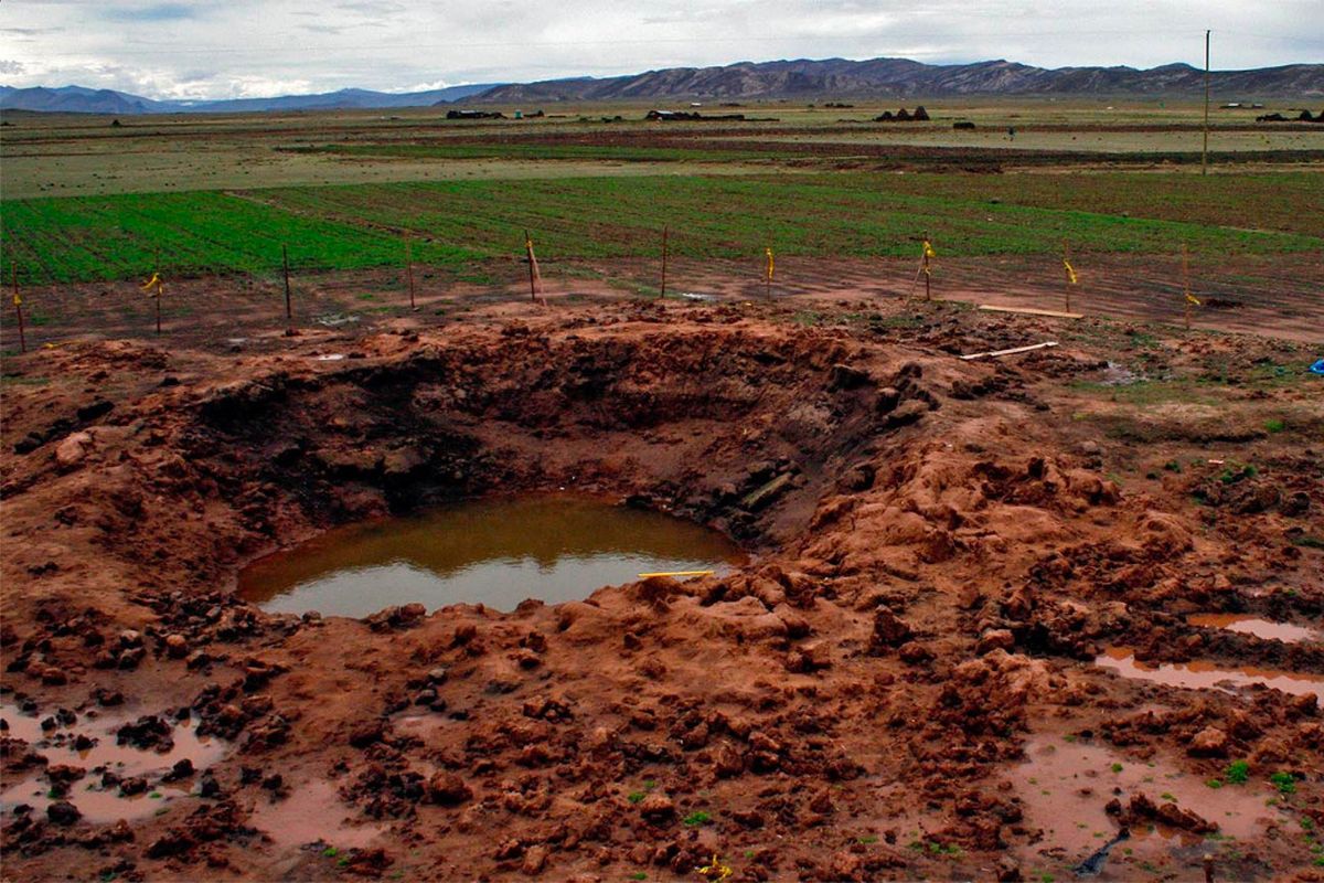 Kawah meteor Carancas (diameter 14 meter) di Peru, produk tumbukan benda langit termuda di Bumi yang teradi pada 15 September 2007. Asteroid pembentuknya berdimensi 3 meter yang jatuh di tepi sebatang sungai kecil yang mengalir ke Danau Titicaca. Terbentuknya kawah Carancas menjadi salah satu argumen diproklamasikannya Hari Asteroid Sedunia.