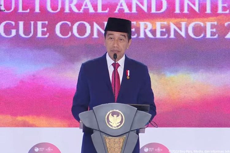 Presiden Joko Widodo saat memberi sambutan pada pembukaan ASEAN Intercultural and Interreligious Dialogue Conference yang digelar di kawasan Kuningan, Jakarta, Senin (7/8/2023).