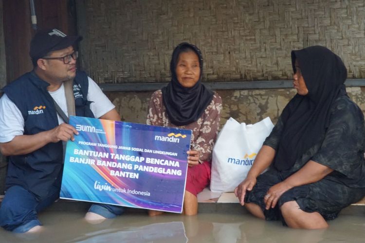 Perwakilan Bank Mandiri saat memberikan bantuan kepada korban banjir bandang di Kabupaten Pandeglang, Banten. 