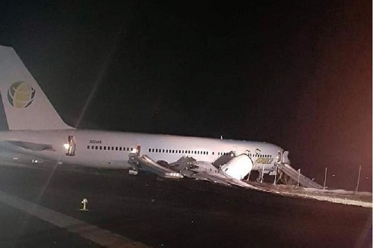 Sebuah pesawat Boeing 757-200 milik maskapai Fly Jamaica Airways mendarat darurat di bandara Georgetown, Guyana, Jumat (9/11/2018).