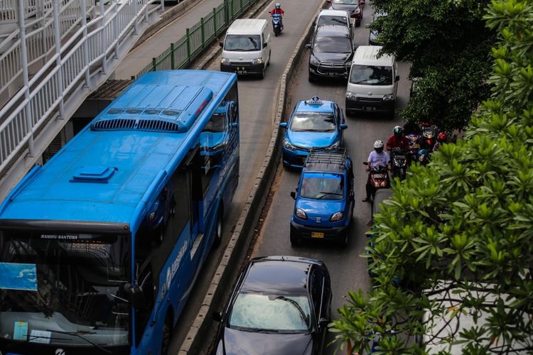 Pengendara sepeda motor menerobos masuk ke jalur Transjakarta di kawasan Pasar Rumput, Manggarai, Jakarta Selatan, Jumat (6/10/2017). Meski seringkali dilakukan razia oleh Polisi, sejumlah pengendara sepeda motor masih nekad melakukan pelanggaran dengan menerobos jalur Transjakarta.