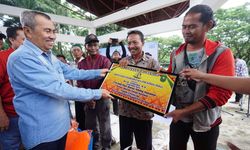 Kumpulkan 2 Ton Lebih Sampah Laut, 10 Nelayan Terima Penghargaan dan Bantuan dari Gubernur Syamsuar