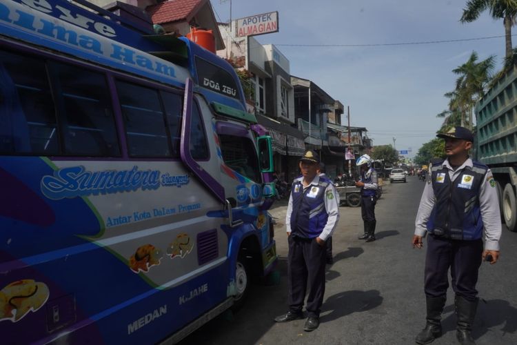 Dishub Medan saat menertibkan bus penumpang di Jalan Jamin Ginting, Kota Medan, Jumat (26/7/2024)